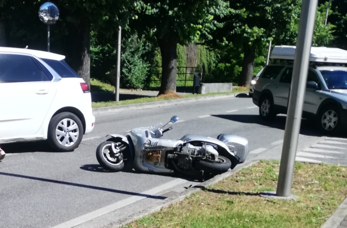 Sinistro tra auto e moto, traffico congestionato
