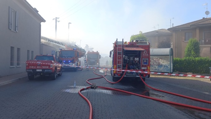 A fuoco il tetto di una villetta, l’intervento dei Vigili del Fuoco