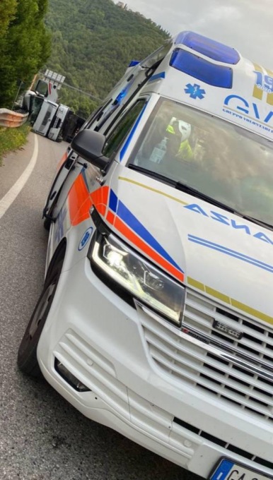Si ribalta mezzo pesante all’altezza di Villanuova sul Clisi, l’arrivo dei soccorsi