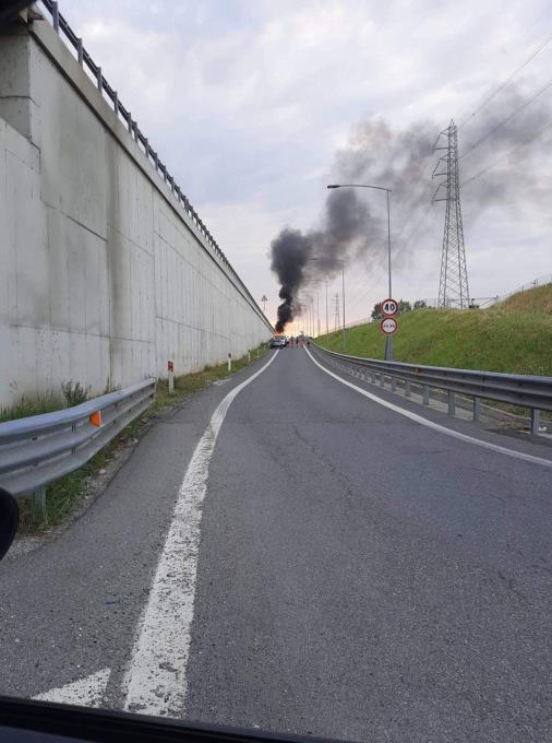 Auto va a fuoco sulla A35, scatta il codice rosso