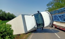 Camion si ribalta sulla carreggiata: strada chiusa