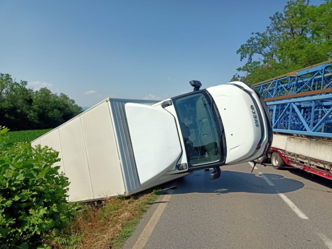 Camion si ribalta sulla carreggiata: strada chiusa