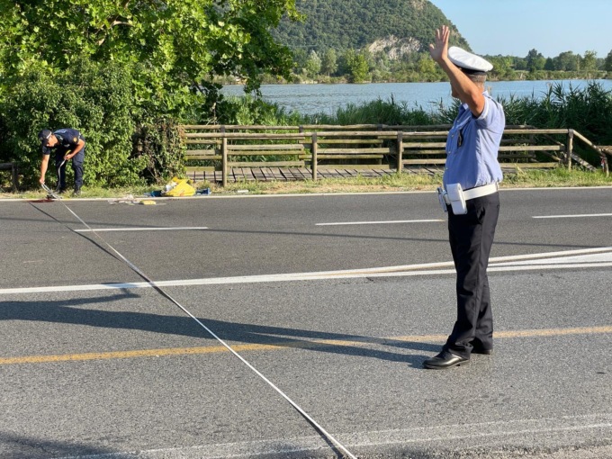 Sta andando a pescare con la famiglia e viene investito, scatta il codice rosso