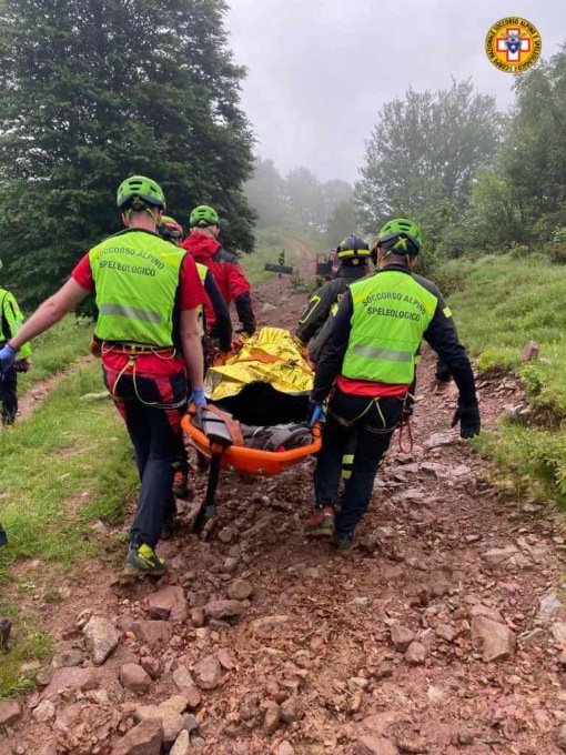 Donna cade lungo il sentiero di montagna, l’intervento del Soccorso Alpino