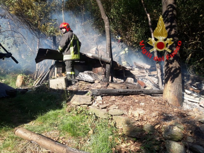 A fuoco una legnaia, l’intervento dei Vigili del Fuoco