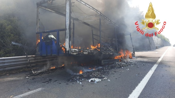 In fiamme un rimorchio in A4, si segnalano lunghe code