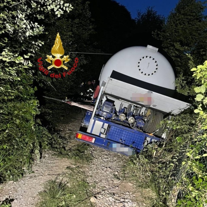 Autobotte con Gpl finisce fuori carreggiata, l’intervento dei Vigili del Fuoco