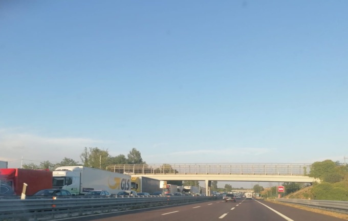Si ribalta un tir in A4, lunghe code e gente disperata