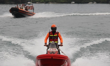 Motoscafo in difficoltà e persone in acqua nella notte, l'intervento della Guardia Costiera