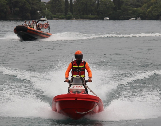 Motoscafo in difficoltà e persone in acqua nella notte, l’intervento della Guardia Costiera