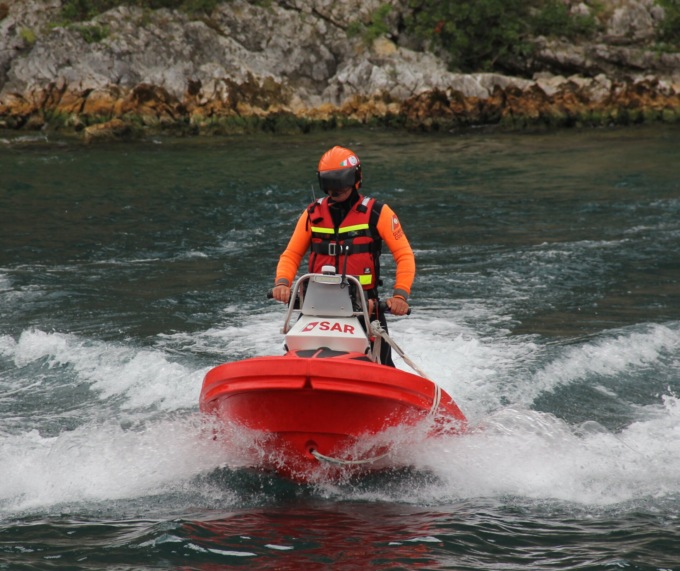 Motoscafo finisce di notte sugli scogli, determinante l’intervento della Guardia Costiera