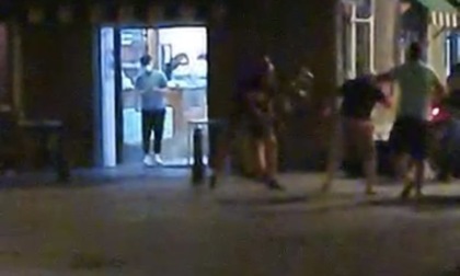 Rissa fuori dal bar: volate anche le sedie – IL VIDEO