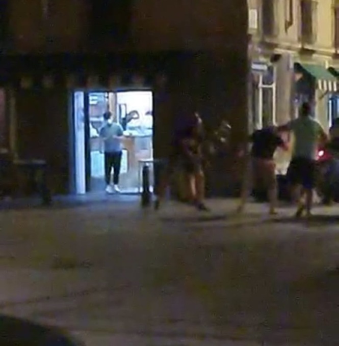 Rissa fuori dal bar: volate anche le sedie – IL VIDEO