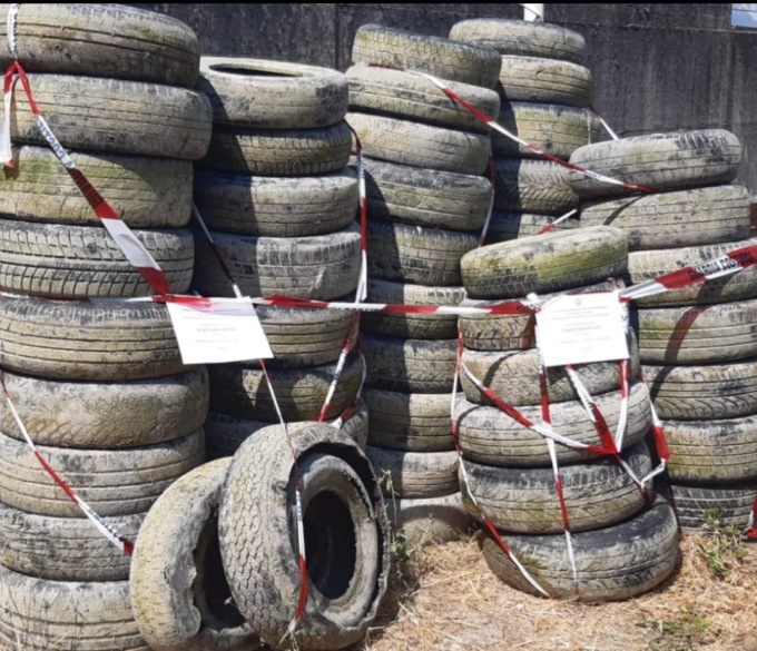 Oltre cinquanta pneumatici recuperati dal lago