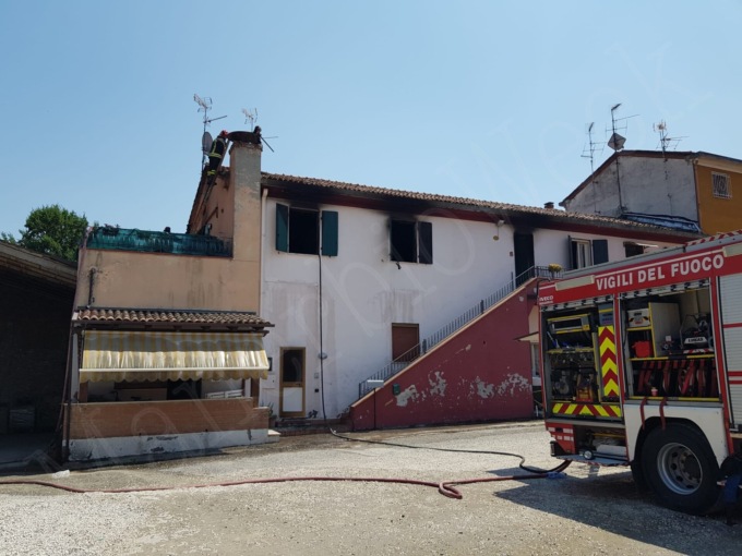 Incendio in abitazione, evacuati i residenti