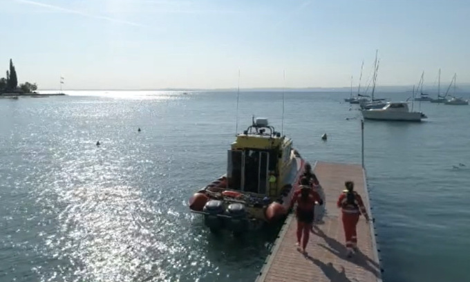 Tragedia nella notte, un’auto finisce nel lago: morta una persona