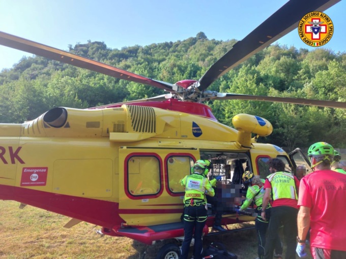 Cade mentre sta camminando lungo i sentieri, arriva l’elisoccorso