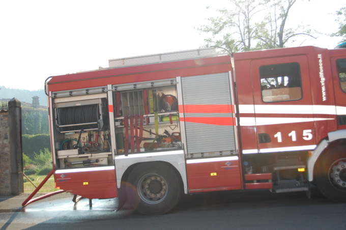 In fiamme il tetto di un palazzo a Villa