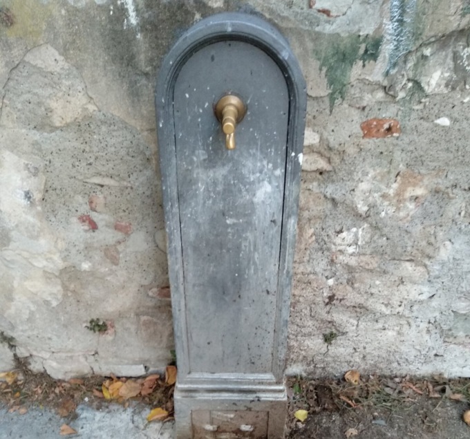 Perché, nonostante la crisi idrica, alcune fontanelle rilasciano acqua? La risposta arriva da Acque Bresciane