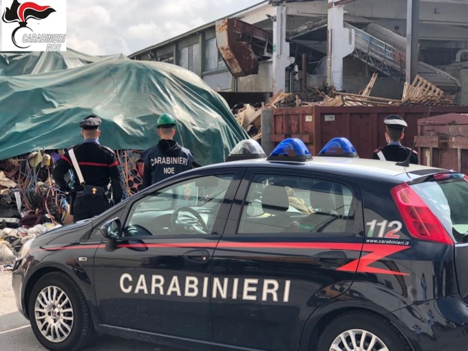 Gestione non autorizzata di rifiuti e discariche abusive, cantiere sequestrato