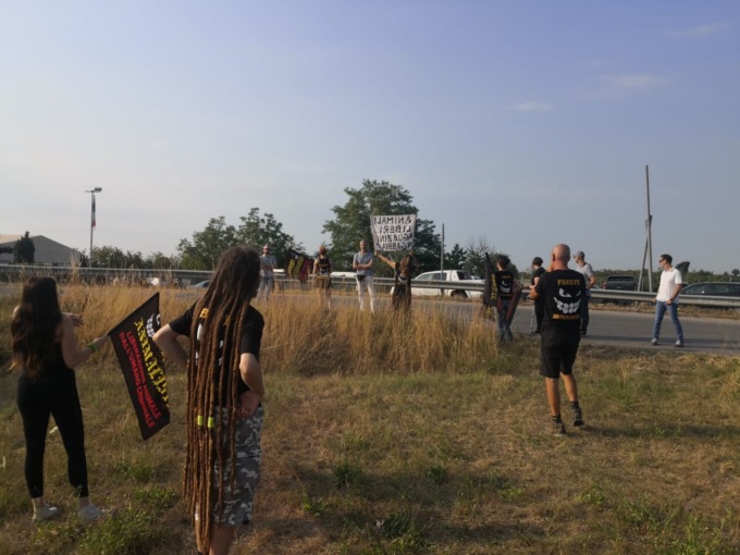 Incursione degli animalisti alla Sagra del Canto degli uccelli