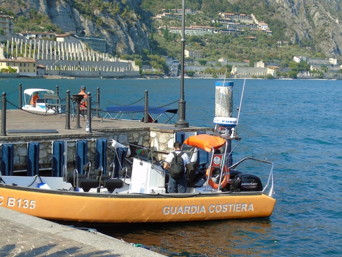 Padre si tuffa per salvare il figlio e non riemerge, la vittima è Aran Chada