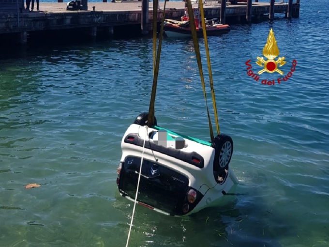 Nella notte auto finisce nel lago, la vittima è un uomo di 81 anni
