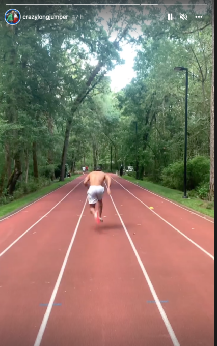Marcell Jacobs si allena in mezzo al bosco sulla pista dedicata a Michael Johnson
