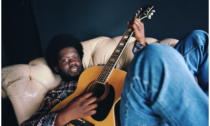 Michael Kiwanuka arriva sul palco vista lago del festival Tener-a-mente