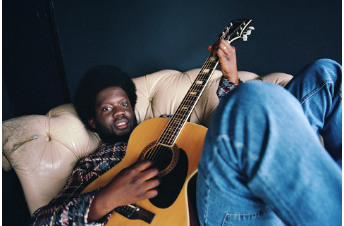 Michael Kiwanuka arriva sul palco vista lago del festival Tener-a-mente