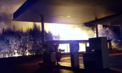 Divampano le fiamme accanto al distributore di benzina, si è temuto il peggio