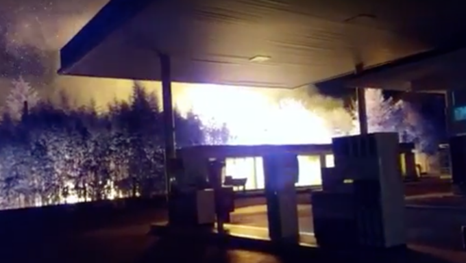 Divampano le fiamme accanto al distributore di benzina, si è temuto il peggio
