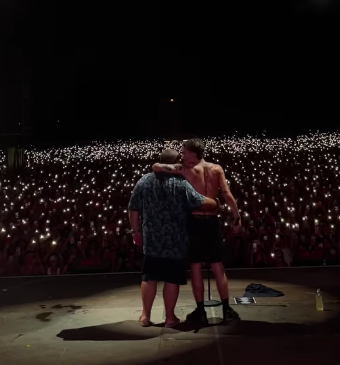 Blanco emoziona i fan invitando il padre sul palco