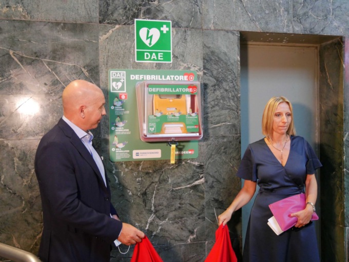 Installato a Cadorna il primo dei defibrillatori in stazione