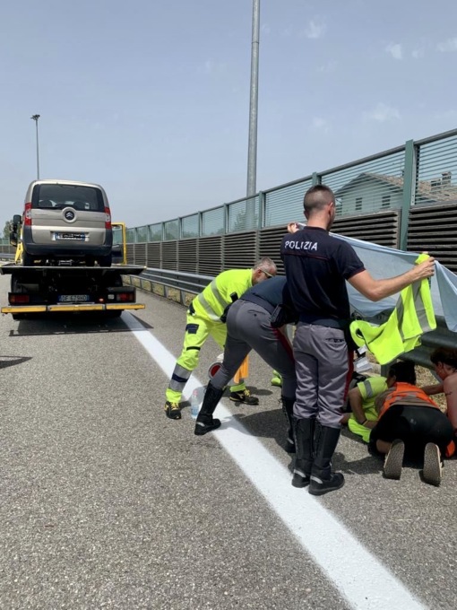 Colto da un malore, autista del carro attrezzi salvato dalla Polstrada di Chiari