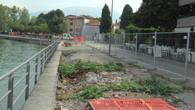 Lavori sul lungolago di Iseo bloccati da “massi ciclopici”