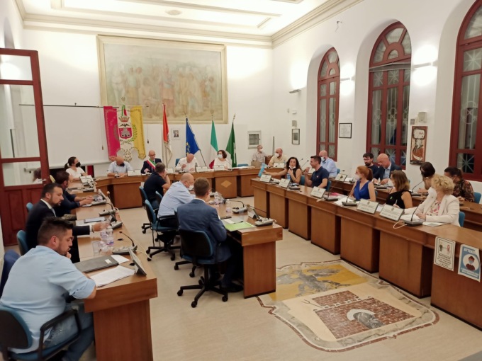 Aula gremita per il primo Consiglio comunale del sindaco Cossandi