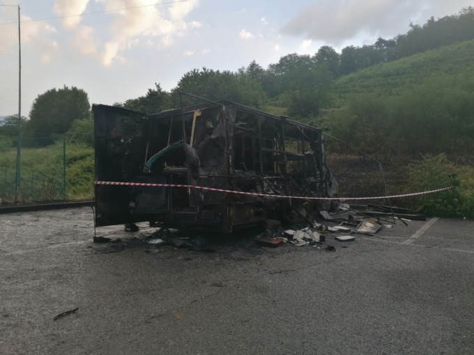 Food truck in fiamme dietro al Municipio di Adro