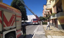 Intervento dei Vigili del Fuoco, autoscala per soccorrere persona all'interno della sua abitazione