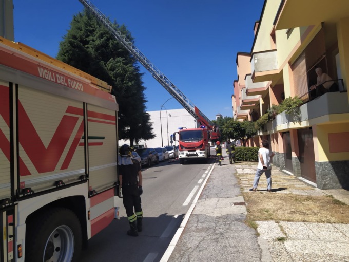 Intervento dei Vigili del Fuoco, autoscala per soccorrere persona all’interno della sua abitazione