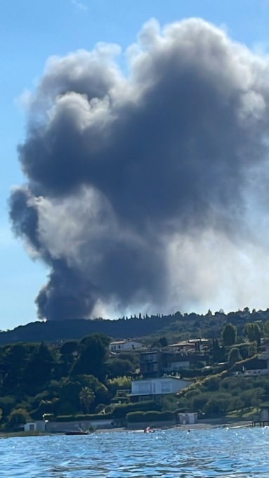 In fiamme capannone a Lonato del Garda, nessun ferito ma migliaia di galline morte