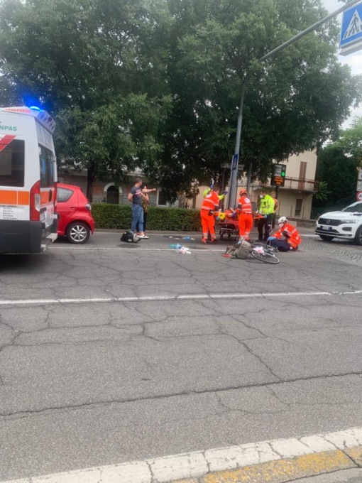 Cade dalla bicicletta a seguito di un investimento, allertati i soccorsi