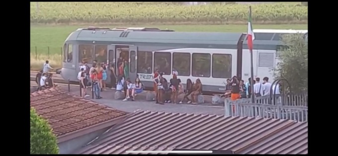 Orde di giovani vandalizzano Borgonato: “Siamo esasperati dalla movida molesta”