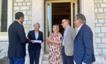 Teresa May è arrivata sul Garda, accolta da sindaco e vicesindaco
