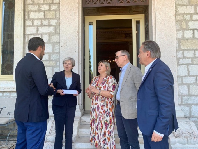 Teresa May è arrivata sul Garda, accolta da sindaco e vicesindaco