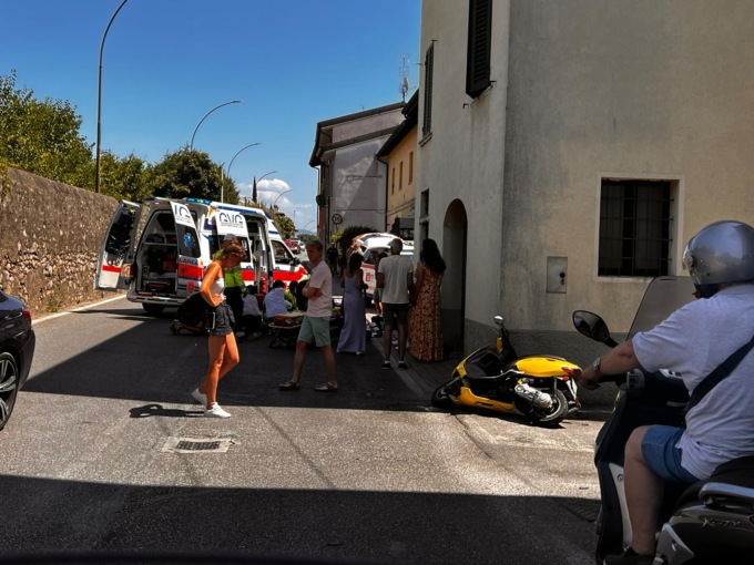 Violento scontro tra auto e scooter, 18enne ricoverato in codice rosso