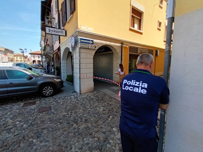 Parte un colpo mentre pulisce la pistola, muore commerciante 61enne