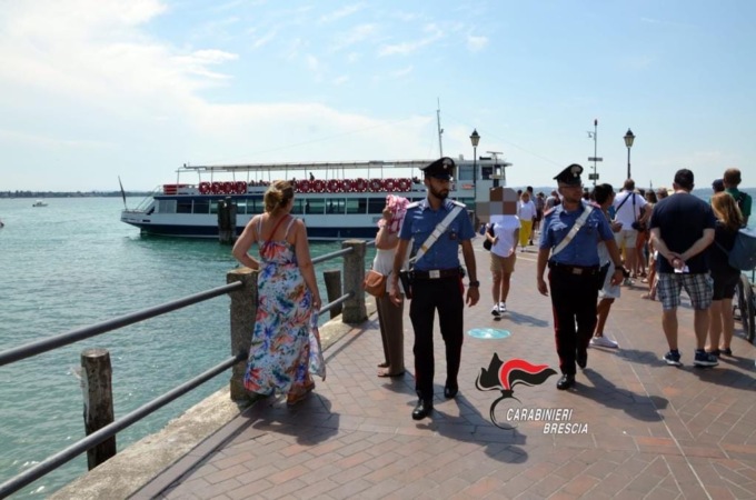 Rubano un orologio a un passante: arrestate due persone a Salò