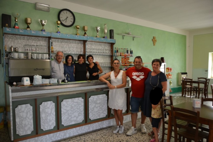 Il gestore manca, sono i volontari a gestire il bar dell’oratorio di Corzano