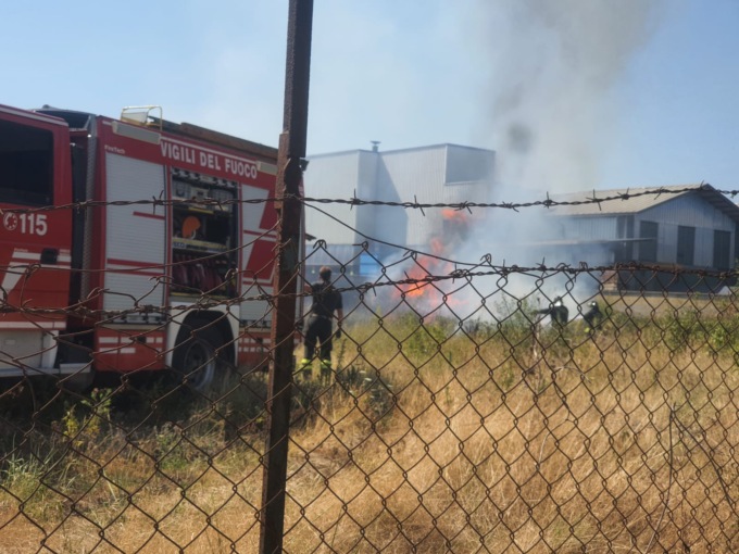 Fiamme in zona industriale, pompieri in azione per domare il rogo